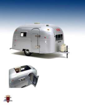 Airstream Caravan - Camper stainless - 1:18 - Motor City Classics - mocity88101 | The Diecast Company