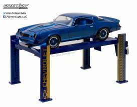 Chevrolet diorama - blue - 1:18 - GreenLight - 12918 - gl12918 | The Diecast Company