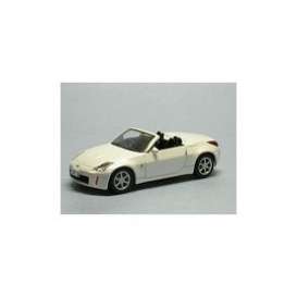 Nissan  - pearl white - 1:64 - Kyosho - 6006w - kyo6006w | The Diecast Company