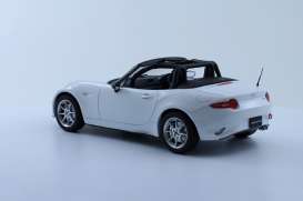 Mazda  - 2015 white/black - 1:18 - Triple9 Collection - 1800197 - T9-1800197 | The Diecast Company