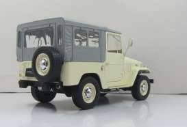 Toyota  - Landcruiser 1967 beige/grey - 1:18 - Triple9 Collection - 1800152 - T9-1800152 | The Diecast Company