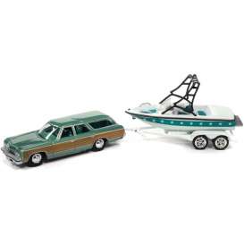 Chevrolet  - Caprice Wagon with Mastercraft 1973 green - 1:64 - Johnny Lightning - SP204A - JLSP204A | The Diecast Company