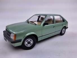 Opel  - Kadett D 5-door 1985 light green metallic - 1:18 - Triple9 Collection - 1800420 - T9-1800420 | The Diecast Company