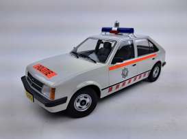 Opel  - Kadett D 5-door 1984 white - 1:18 - Triple9 Collection - 1800424 - T9-1800424 | The Diecast Company