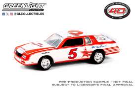 Chevrolet  - 1984 white/red - 1:64 - GreenLight - 30488 - gl30488 | The Diecast Company