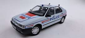 Renault  - 19 1996 artic white - 1:18 - Triple9 Collection - 1800455 - T9-1800455 | The Diecast Company