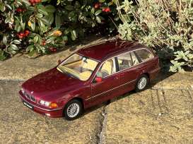 BMW  - 5-series E39 Touring 1998 red - 1:18 - Triple9 Collection - 1800392 - T9-1800392 | The Diecast Company