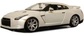 Nissan  - 2008 white - 1:24 - Maisto - 30207W - mai30207W | The Diecast Company