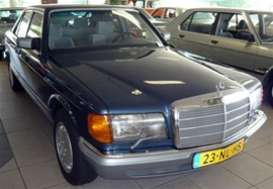 Mercedes Benz  - 1980 burgundy/grey - 1:43 - IXO Models - clc201 - ixclc201 | The Diecast Company