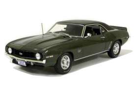 Chevrolet  - 1969 green/black - 1:18 - Highway 61 - hw50824 | The Diecast Company