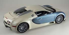 Bugatti  - 2010 pearl - 1:43 - Minichamps - 519431101 - mc519431101 | The Diecast Company