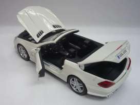 Mercedes Benz  - Benz SL 63 AMG 2010 white - 1:18 - Maisto - 31168 - mai31168w | The Diecast Company