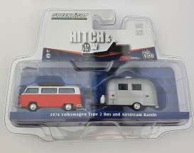 Volkswagen Airstream - Hitch and tow red/white - 1:64 - GreenLight - 51035C - gl51035C | The Diecast Company