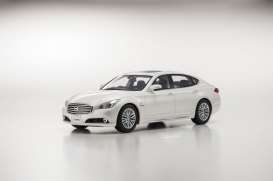 Nissan  - 2015 white pearl - 1:18 - Kyosho - KSR18012w - kyoKSR18012w | The Diecast Company