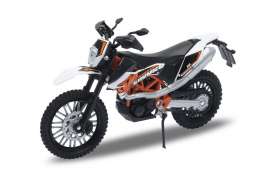 KTM  - 690 Enduro white/black - 1:18 - Welly - 12820 - welly12820 | The Diecast Company