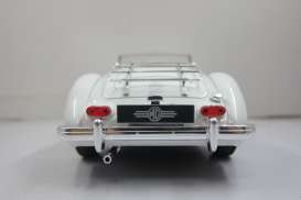 MG  - 1961 white - 1:18 - Triple9 Collection - 1800164 - T9-1800164 | The Diecast Company