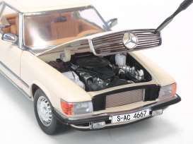 Mercedes Benz  - 1977 ivory - 1:18 - SunStar - 4667 - sun4667 | The Diecast Company