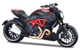 Ducati  - Diavel red/black - 1:18 - Maisto - 10115R - mai10115R | The Diecast Company