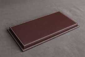 Accessoires diorama - leather dark brown - 1:24 - Atlantic - 10126 - atl10126 | The Diecast Company