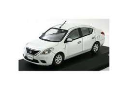 Nissan  - Latio white pearl - 1:43 - J Collection - 77002WH - jc77002WH | The Diecast Company