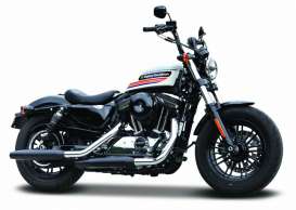 Harley Davidson  - 2018 white/black - 1:18 - Maisto - 18862 - mai18862 | The Diecast Company