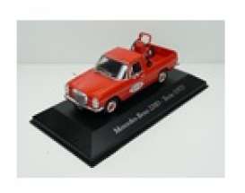 Mercedes Benz  - 220D 1972 red - 1:43 - Magazine Models - SER25 - magSER25 | The Diecast Company