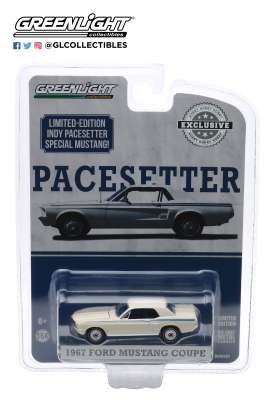 Ford  - Mustang 1967 white - 1:64 - GreenLight - 30161 - gl30161 | The Diecast Company