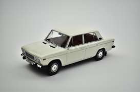 Lada  - 1600 1980 white - 1:18 - Triple9 Collection - 1800242 - T9-1800242 | The Diecast Company