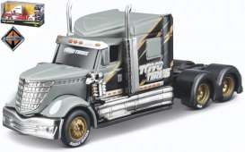 International  - silver/black - 1:64 - Maisto - 12389-18828 - mai12389-18828 | The Diecast Company