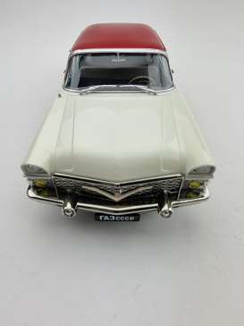 GAZ  - 13 Seagull 1959 green/white - 1:18 - Triple9 Collection - 1800251 - T9-1800251 | The Diecast Company