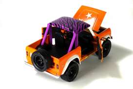 Ford  - Bronco *Macho Man* 1973 orange/purple/white - 1:24 - Jada Toys - 32046 - jada32046 | The Diecast Company