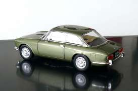Alfa Romeo  - GTV 1973 green metallic - 1:18 - Norev - 187913 - nor187913 | The Diecast Company