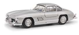 Mercedes Benz  - 300SL silver - 1:18 - Schuco - 0452 - schuco0452 | The Diecast Company