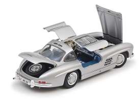 Mercedes Benz  - 300SL silver - 1:18 - Schuco - 0452 - schuco0452 | The Diecast Company
