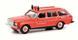 Mercedes Benz  - 240 TE red - 1:87 - Schuco - S26690 - schuco26690 | The Diecast Company