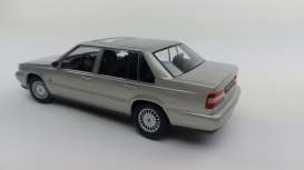 Volvo  - 960 1996 silver metallic - 1:18 - Triple9 Collection - 1800301 - T9-1800301 | The Diecast Company