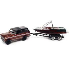 International  - Scout II with Malibu Boat and  1979 red/black - 1:64 - Johnny Lightning - SP205A - JLSP205A | The Diecast Company