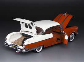 Pontiac  - Starchief Hard Top 1955 white/fire gold - 1:18 - SunStar - 5048 - sun5048 | The Diecast Company