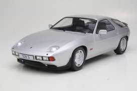 Porsche  - 928S 1980 silver - 1:18 - MCG - 18200 - MCG18200 | The Diecast Company