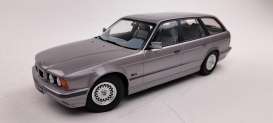 BMW  - 5-series E34 Touring 1996 artic silver - 1:18 - Triple9 Collection - 1800400 - T9-1800400 | The Diecast Company