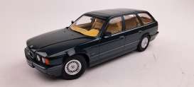 BMW  - 5-series E34 Touring 1996 oxford green metallic - 1:18 - Triple9 Collection - 1800401 - T9-1800401 | The Diecast Company