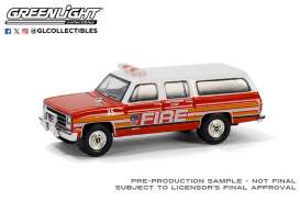 Chevrolet  - Suburban 1991 red/white - 1:64 - GreenLight - 30501 - gl30501 | The Diecast Company