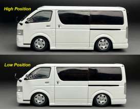 Toyota  - Hiace H2000 SuperGL white - 1:24 - SunStar - 51011 - sun51011 | The Diecast Company