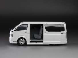 Toyota  - Hiace H2000 SuperGL white - 1:24 - SunStar - 51011 - sun51011 | The Diecast Company