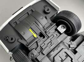 Toyota  - Hiace H2000 SuperGL silver - 1:24 - SunStar - 51012 - sun51012 | The Diecast Company