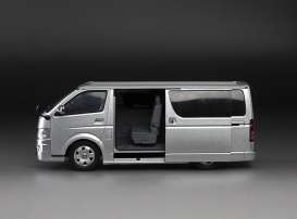 Toyota  - Hiace H2000 SuperGL silver - 1:24 - SunStar - 51012 - sun51012 | The Diecast Company