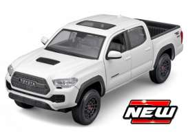 Toyota  - Tacoma 2021 white - 1:24 - Maisto - 32910W - mai32910W | The Diecast Company