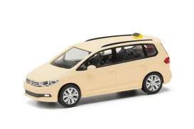 Volkswagen  - Touran cream - 1:87 - Herpa - H097802 - herpa097802 | The Diecast Company