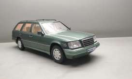 Mercedes Benz  - E Class T-model 1995 malachite green - 1:18 - Triple9 Collection - 1800360 - T9-1800360 | The Diecast Company