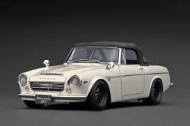 Datsun  - Fairlady 2000 (SR311)  white - 1:18 - Ignition - IG2708 - IG2708 | The Diecast Company